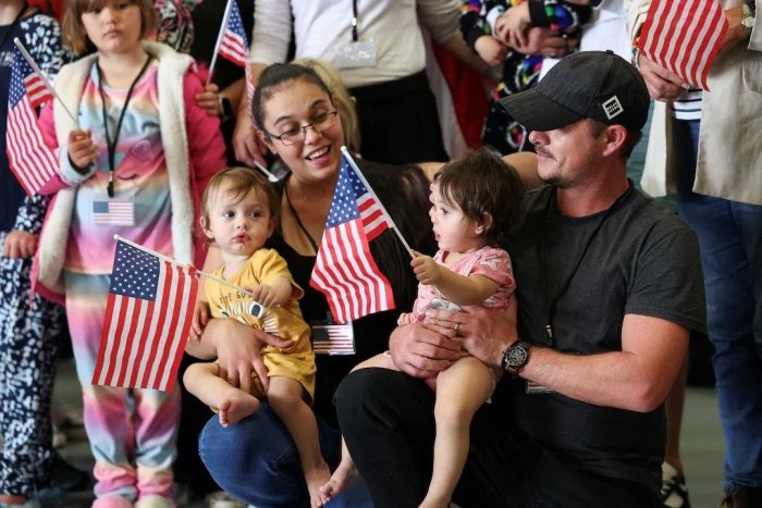 АҚШ президенти жанубий африкалик оқ танли қочоқларни қабул қилиш квотасини оширмоқчи