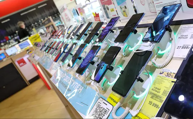 Россияда смартфон бозори 25 фоизга қулади: аҳоли тежашга ўтди