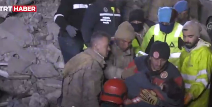 Туркияда уч кишилик оила харобалар остидан олиб чиқилди (ВИДЕО)