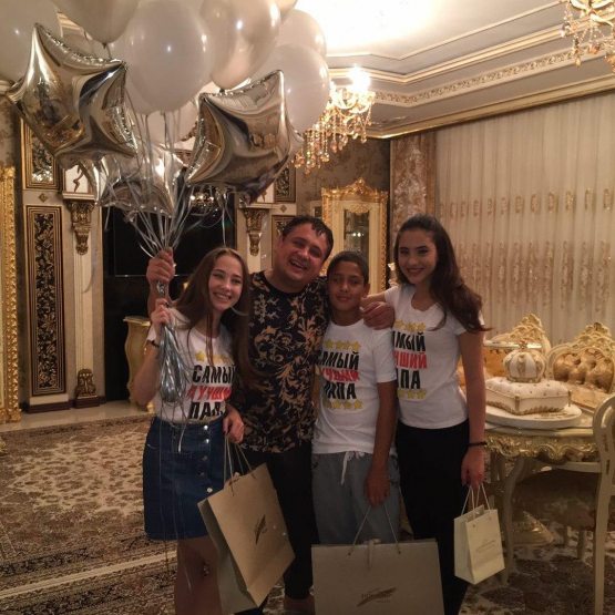 «Bolalar» guruhi yakkaxoni Tohir Sodiqov bobo bo‘ldi (FOTO)