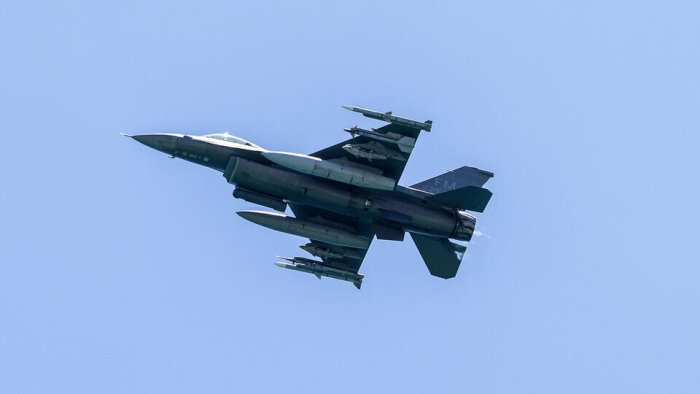 Эрон АҚШнинг F-16 қирувчи самолётини жиддий шикастланди