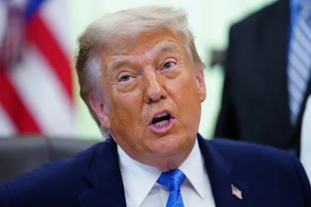 Трамп Эронга қарши янги кенг кўламли зарбалар ҳақида маълум қилди