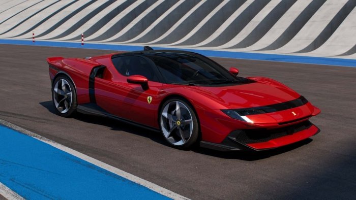 Ferrari yangi superkarini namoyish qildi