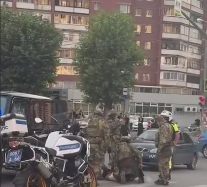 Ойналари синдирилди: Екатеринбургда «Озарбайжон-Урал» ташкилоти раҳбари қўлга олинди