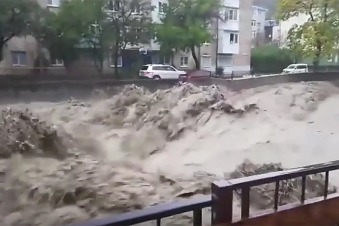 Махачқалада сув босган уйлардан 80 нафардан ортиқ одам эвакуация қилинди