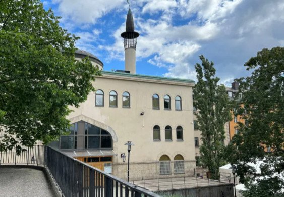 “Afsuski, biz bunday ishlarga o‘rganib qolganmiz”: Shvesiyada masjidlarga hujum qilish va hijobli ayollarni haqorat qilishlar soni ortgan