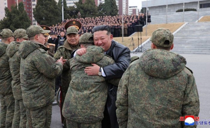 Kim Chen In Kursk viloyatini minalardan tozalash operasiyasidan KXDRga qaytgan shimoliy koreyalik sapyorlarni tantanali kutib oldi