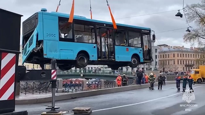 Петербургда жумага кетаётган мусулмонлар дарёга қулаган автобус йўловчиларини қутқарди