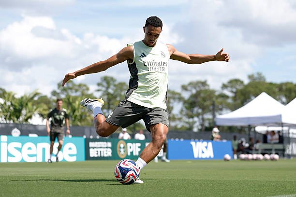 «Ман Сити» «Реал»нинг юлдуз ҳимоячиси билан боғланди