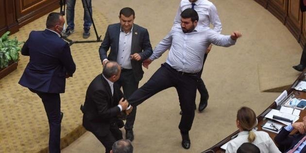 Armaniston parlamenti yig‘ilishida mushtlashuv yuz berdi
