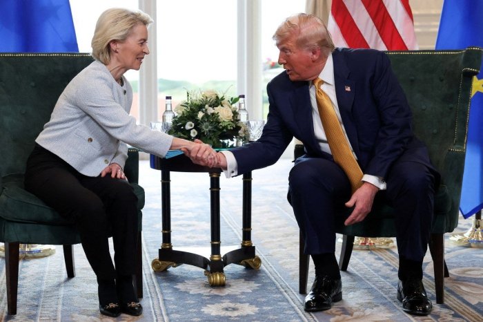 Трамп Европа Иттифоқи билан “энг йирик” савдо битими бўйича келишувга эришганини эълон қилди