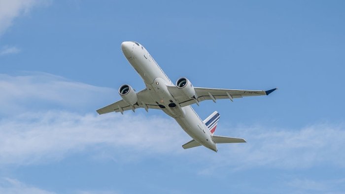 Air France samolyoti havoda favqulodda holat signalini berdi