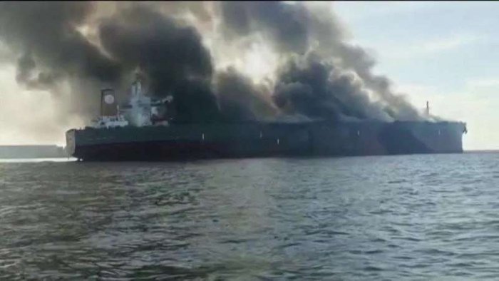 Италиянинг Савона портида нефт танкерида портлашлар содир бўлди