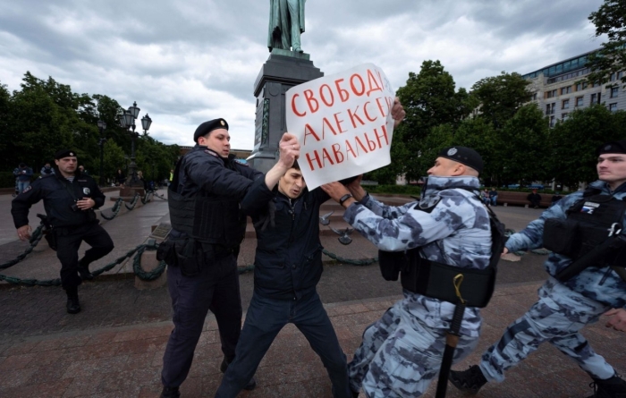 Navalniyni qo‘llab-quvvatlovchi mitinglarda kamida 106 kishi hibsga olindi