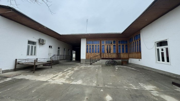 Қарздор ота алимент эвазига фарзандларига ховли  уй жой берди