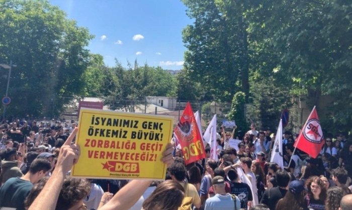 Norozilik namoyishlari: Erdo‘g‘an Bilgi universitetini yopish haqidagi farmonini bekor qildi