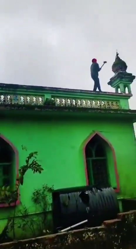 Hindutva qabilalarining bir to‘dasi masjidga hujum qilib, uni vayron qildi