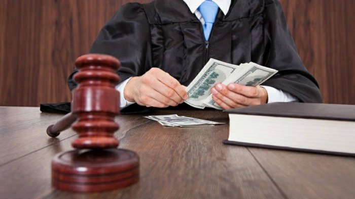 Sirdaryo viloyati sudyasi 3600 dollar pora bilan ushlandi