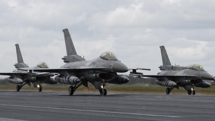 AQSh "axlatxona"dagi F-16 samolyotlarini Ukrainaga yubormoqda