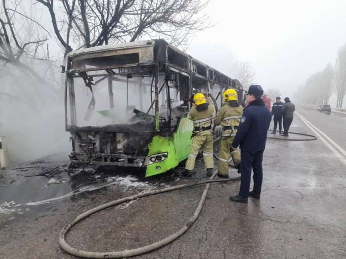 Юқори Чирчиқда йўловчи автобус бутунлай ёниб кетди