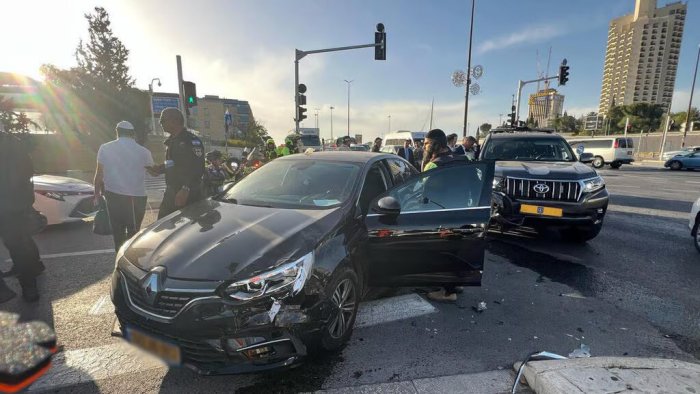 Netanyaxu korteji YTHga uchradi