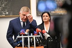 Фико Зеленскийнинг АҚШ билан шартнома имзолаш қарорини тушунтирди