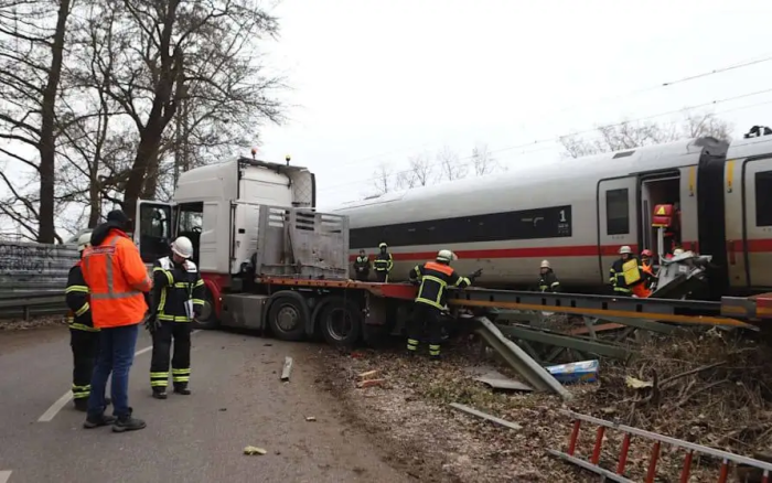 Германияда тезюрар поезд юк машинаси билан тўқнашиб кетди