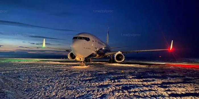 Rossiyada samolyot aeroportga qo‘ngach, uchish-qo‘nish yo‘lagidan chiqib ketdi