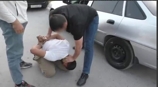 Jizzaxda ichki ishlar xodimidan pul talab qilgan shaxslar ushlandi (video)