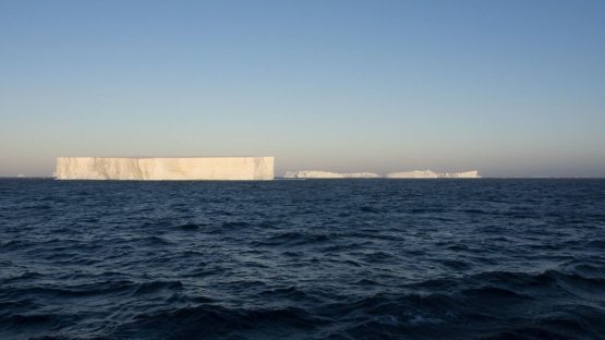 Dunyodagi eng katta aysberg eriyapti (FOTO)