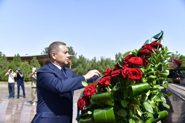 Навоий ҳокими Мотамсаро она ҳайкали пойига гул қўйди