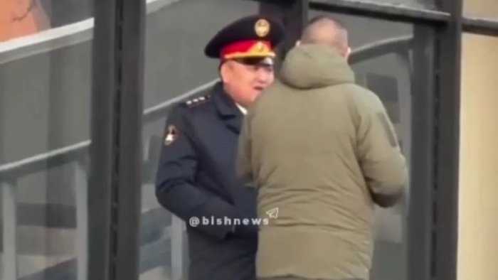 Қирғизистонда вазир жамоат жойида чеккани учун жаримага тортилди