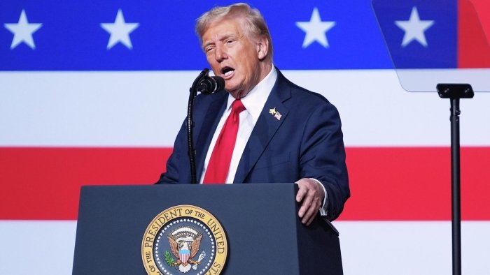 Медведев аҳмоқ одам — Доналд Трамп 