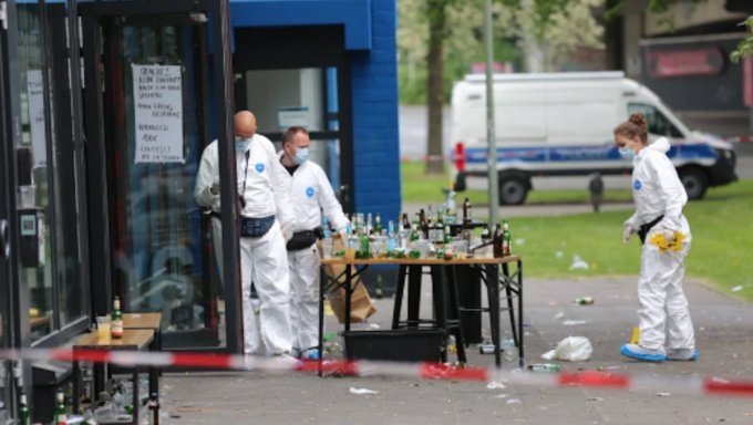 Germaniyaning Bilefeld shahrida pichoqli erkak bar mehmonlariga hujum qildi, besh kishi jarohat oldi - Bild