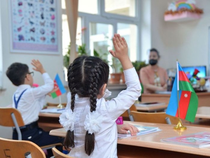 Ozarbayjonda rus tilida ta’lim beruvchi maktablar bosqichma-bosqich yopilmoqda