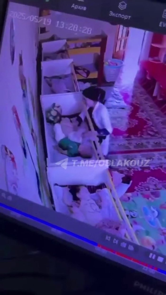 Tojikistonda 2 yoshli bola bog‘chada karavotga osilib qolib, vafot etdi