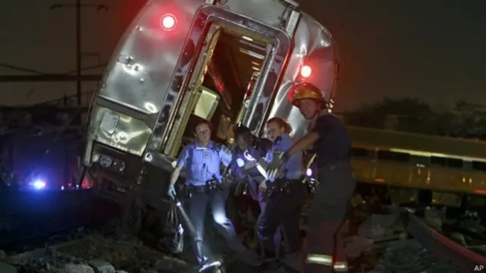 AQShda poyezd va yuk mashinasi to‘qnashuvi oqibatida besh kishi halok bo‘ldi