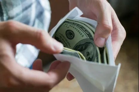 “Hududiy elektr tarmoqlari” AJ Jizzax shahar filiali xodimasi pora bilan ushlandi