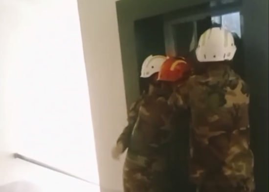 Qashqadaryoda lift ichida qulflanib qolgan fuqaroga amaliy yordam ko‘rsatildi