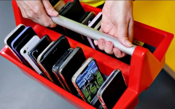 Швеция мактабларида мобил телефонларга тақиқ жорий этилди