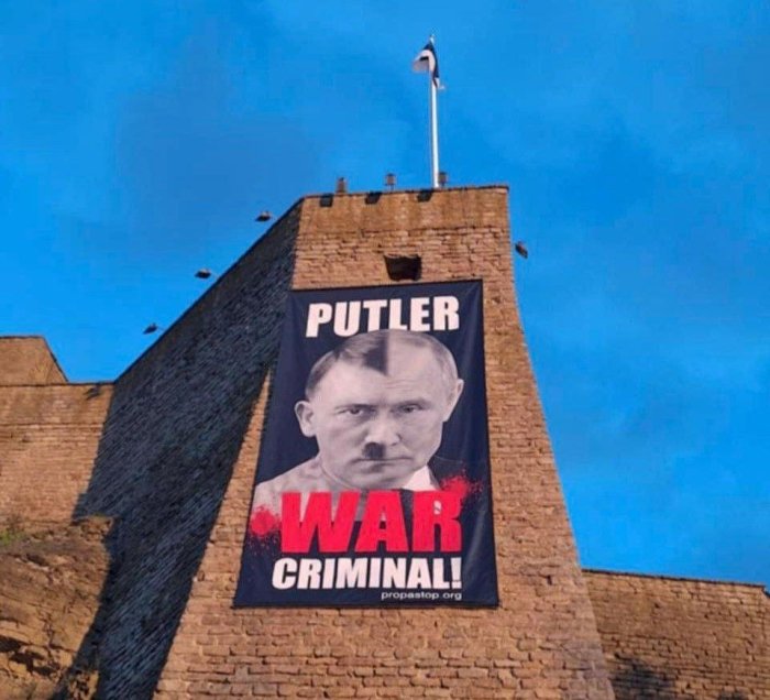 Estoniyaning Rossiya bilan chegarada joylashgan Narva shahrida, Putin Gitler qiyofasida tasvirlagan banner ilindi — “Meduza”