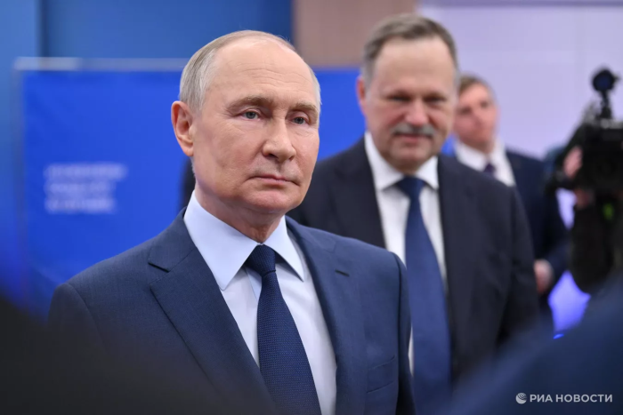 Шавкат Мирзиёев ва Путин тик оёқда суҳбатлашди