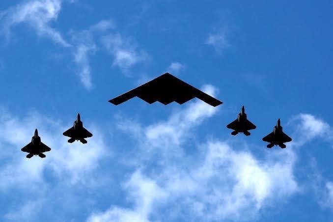 Strategik tayyorgarlik: AQShning B-2 samolyotlari Ironga ehtimoliy zarba uchun joylashtirilmoqda