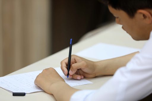 Абитуриент тест имтиҳони ўтказиладиган жойга қанча вақт олдин бориши керак?