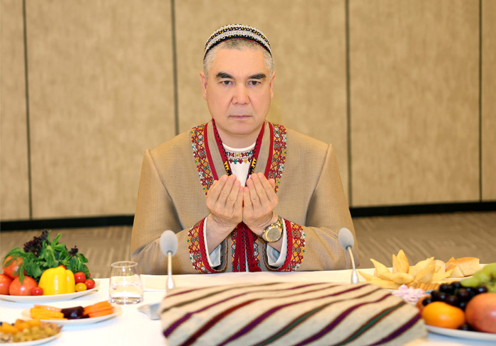 Гурбангули Бердимуҳамедов Маккада садақа берди