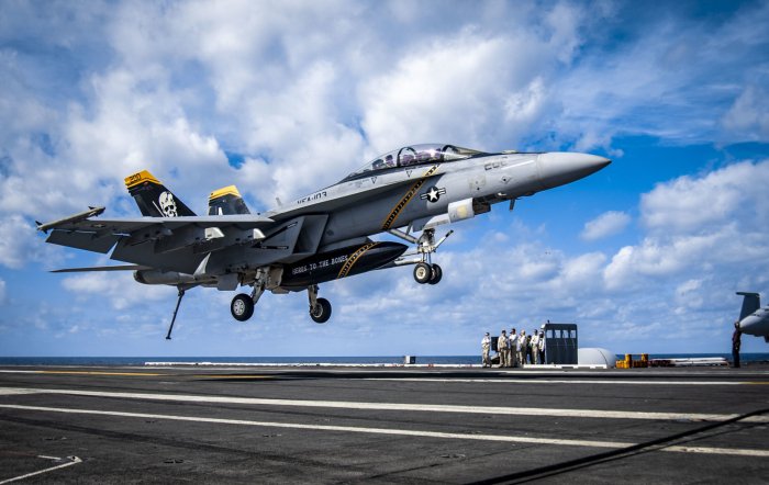Яман ҳутийлари АҚШнинг F-18 қирувчи самолётини уриб туширди