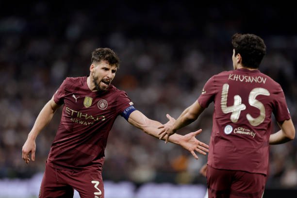 "Manchester Siti" Husanovning raqobatchisi bilan shartnomani uzaytirdi