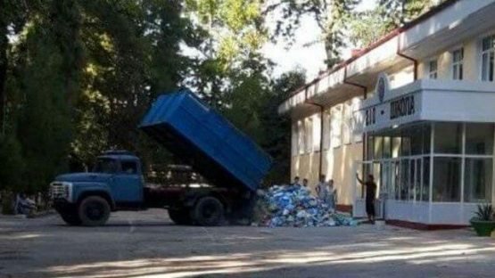 Kitoblar o‘tindek tashlab ketilgan maktab direktori ishdan bo‘shatildi