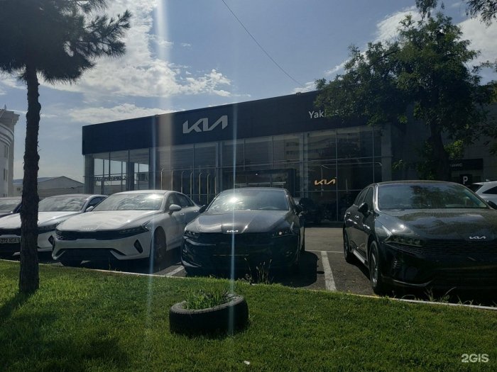 KIA автосалони ходими мижозни калтаклади (видео)