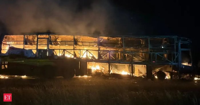 Hindistonda avtobus yonib ketib, 20 kishi halok bo‘ldi